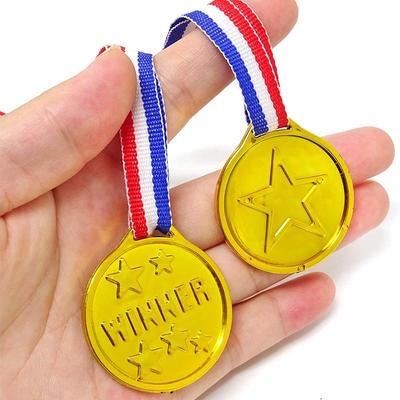 10 piezas de medallas de plástico doradas para niños, premios para fiestas, premios para competiciones escolares, premios para clases, rellenos para piñatas de carnaval