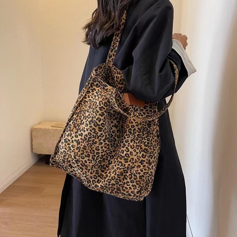Large Capacity Leopard Print Fashionable Shoulder Bag for Women,simple and Personalized Tote Bag,versatile Shopping Bag Travel B