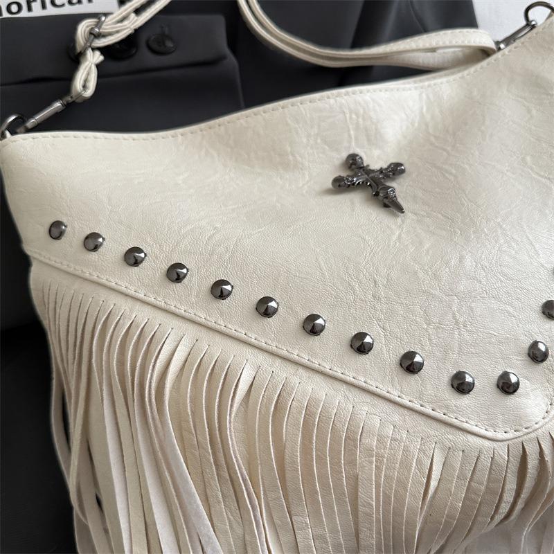 Large-capacity bag women, summer new fashion retro shoulder messenger bag texture rivet fringed bag