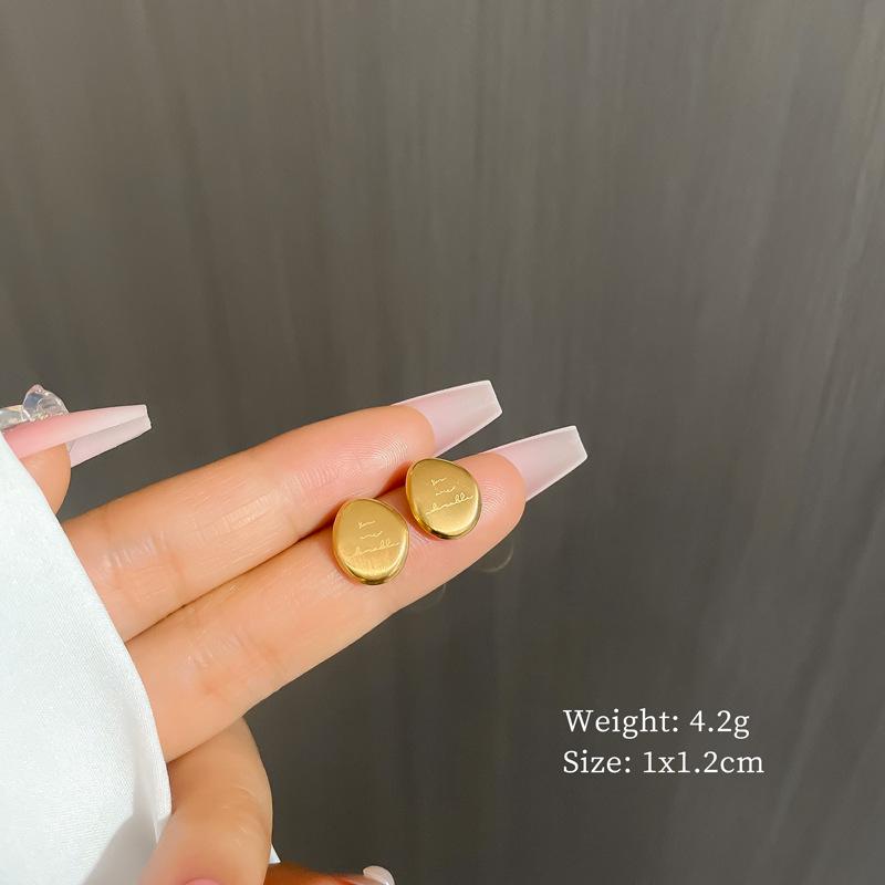 Cercei minimaliști tip stud din oțel titan cu sidef și trifoi cu patru foi - Design androgin pentru temperament individual și eleganță de banchet.