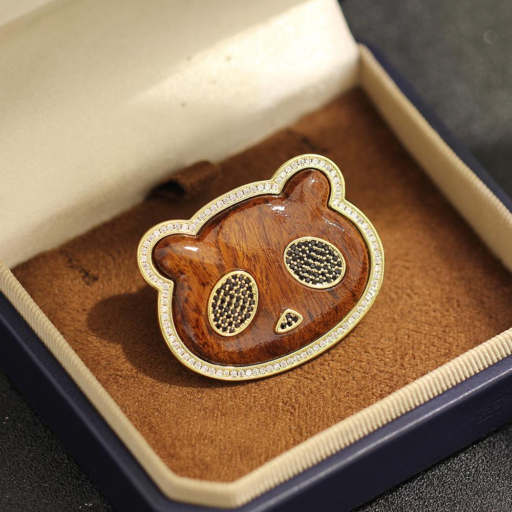 New high-end wood-inlaid stone panda head brooch, personalized versatile gold-plated fashion animal pin, the same for men and women