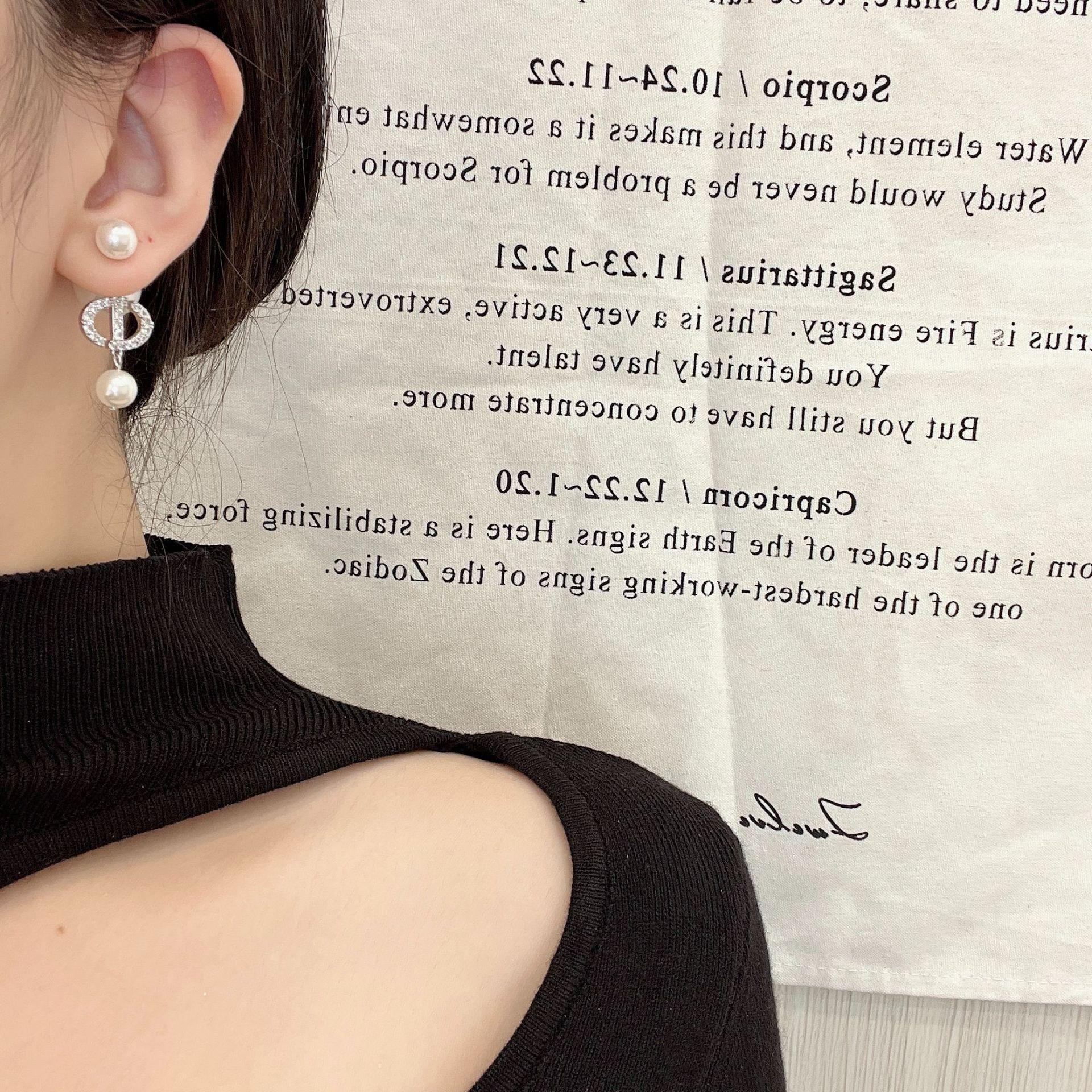 

Серьги-подвески с жемчугом CD и цирконием для женщин, осень/зима 2024 г. - элитные, роскошные, элегантные аксессуары CD Zirconia Multi-Pearl серебряный