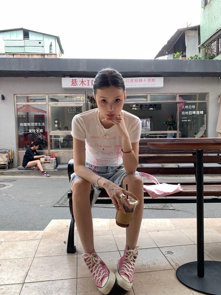 Tricou estetic cu litere dulci cu imprimeu pentru femei cu fundă de vară, elegant, drăguț, îmbrăcăminte slim fit, moda coreeană, topuri cu gâtul în formă de O, îmbrăcăminte de stradă