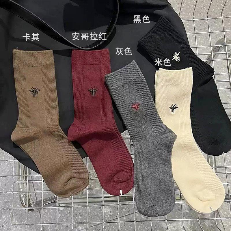 The Show European Goods Are Small Bee Embroidered Double Needle Vertical Socks For Encores Red Tube Piles Of Socks