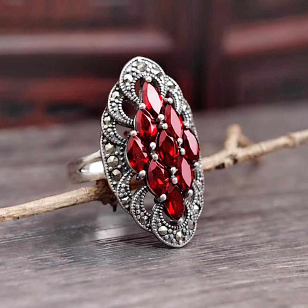 Elegante Anello Retro in Argento Thailandese con Granato Nero e Zirconi