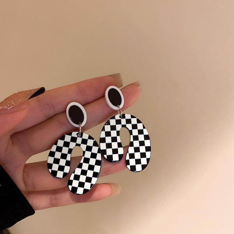 111 Silver Needle Acrylic Plaid Earrings Black and White Wind Striped C-shaped Earrings Ins Internet Celebrity Style Personality Trend Stud Earrings