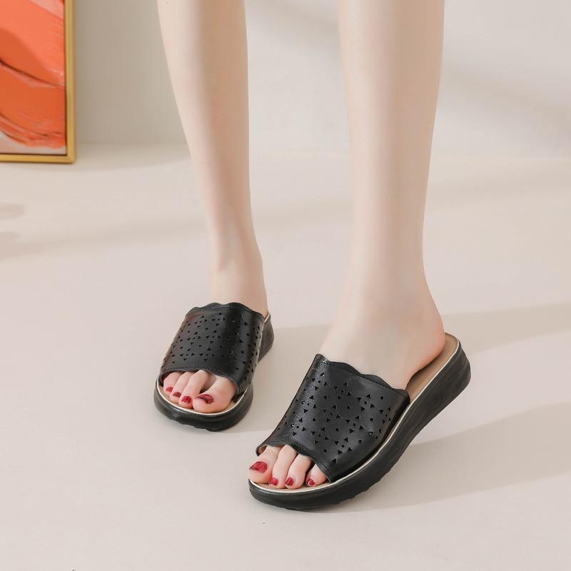 ~~ Leather mother slippers outer wear summer middle-aged and old go out cool slippers middle-aged flat bottom non-slip elderly