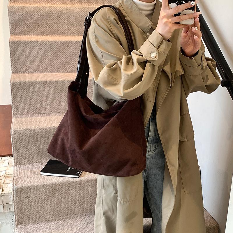 Large capacity tote bag, simple solid color leather velvet shoulder armpit bag 2025 autumn new retro women's bag