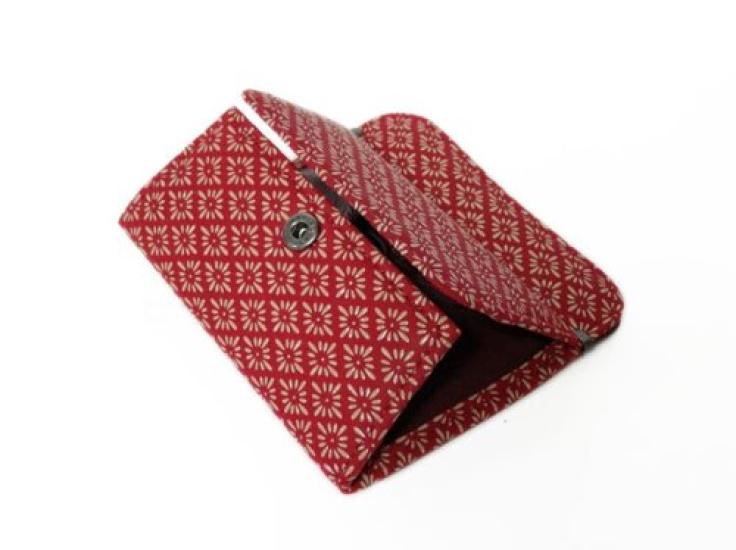 [Inden-ya] Inden Schlanke Geldbörse mit Haken und Druckknopfverschluss, 1208, Münzbörse G, Rotes Hirschleder mit Weißer Lackierung, Diamant- und Chrysanthemenmuster,