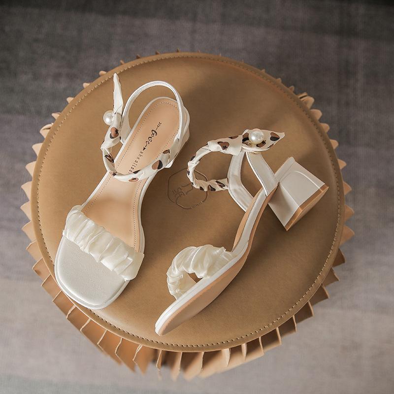 Женские туфли на низком квадратном каблуке с открытым носком и ремешком на щиколотке босоножки на массивном каблуке с ремешками удобные летние туфли-лодочки для свадебного платья женская обувь 33 белый 2848₽