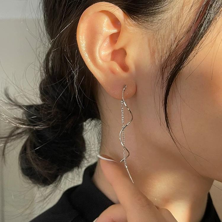 Minimalist Wave Tassel Earrings: Curved Design for Round Faces, Enhancing Elegance and Style for Women.