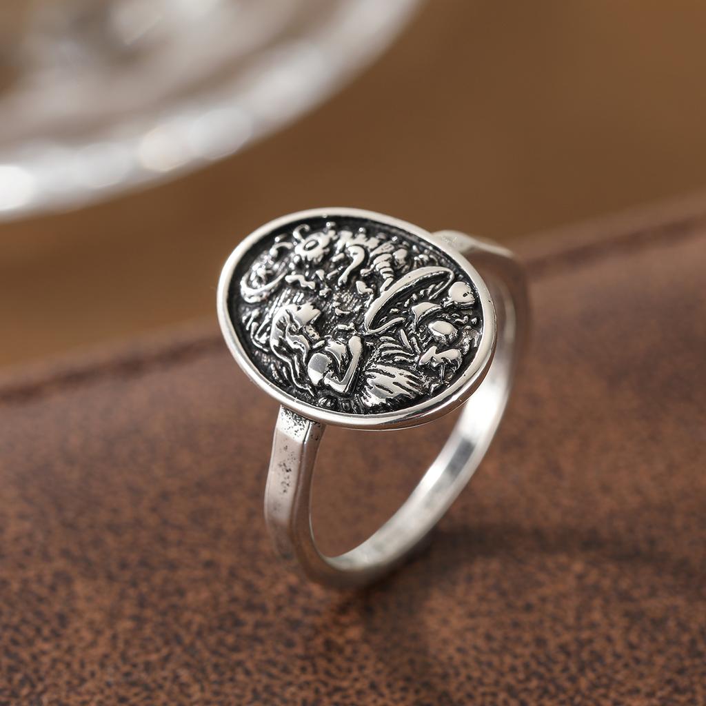 Retro distressed oval relief ring in copper material for ladies' jewelry. Ideal for daily wear.