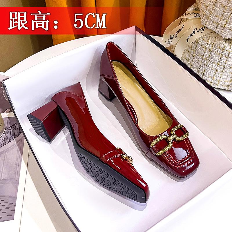 Damenschuhe mit mittlerem Absatz Lackleder Burgunderrot Neu Leichter Mund Quadratische Spitze High Heels Sanfte Vier-Jahreszeiten-Schuhe