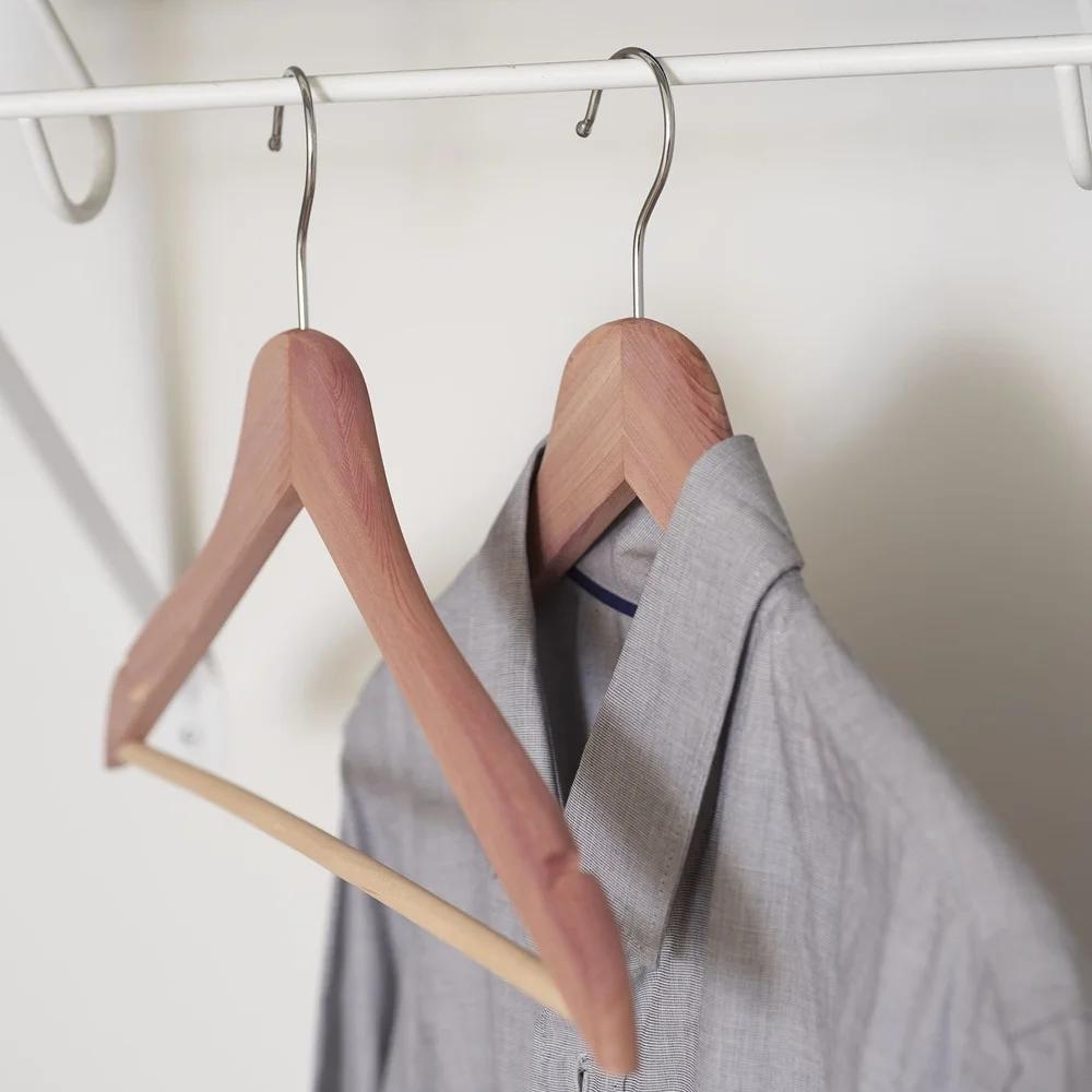 Sedertre Kleshenger Sett med 4 Naturlig Møllavstøtende Frisk Lukt Antikrøll Kraftig Svingkrok Garderobeorganisator