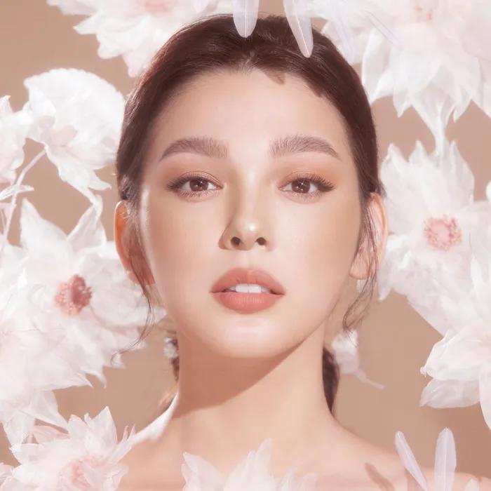 Blooming Edition Petal Touch Plumping Lip Velour