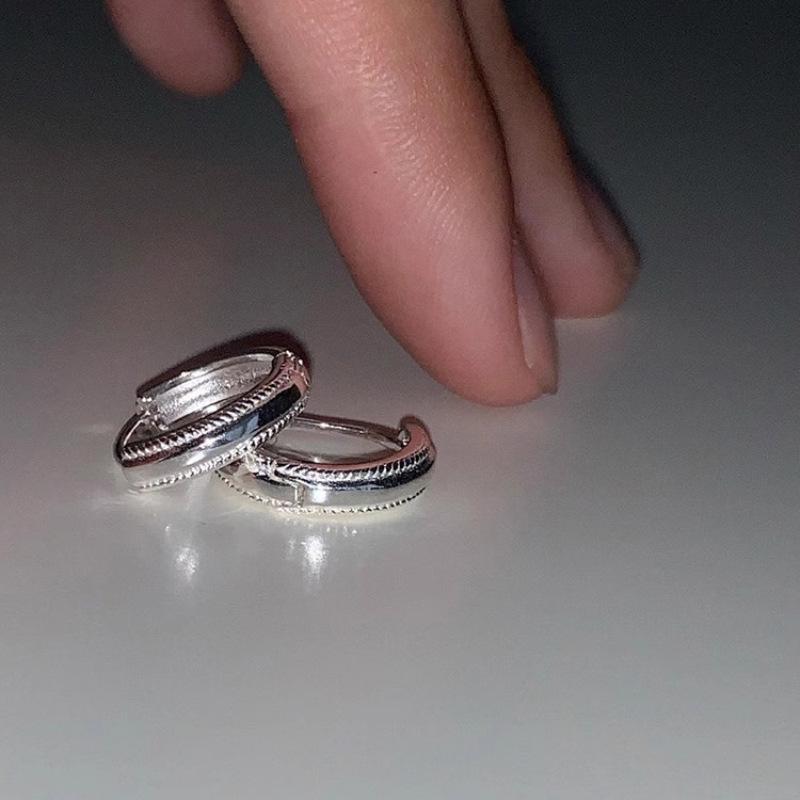 

Нишевые Поворотные Рельефные Круглые Серьги Женские Минималистичные Модные Изысканные Универсальные Чистый Стиль Элегантные Классические Аксессуары Ежедневные Повседневные Украшения