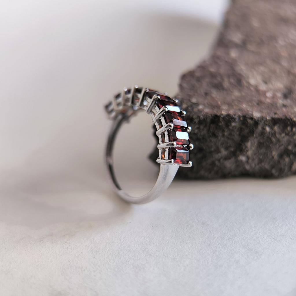 Серебряное кольцо с натуральным гранатом 3.283ct, вес изделия 3,26 гр (2203667)