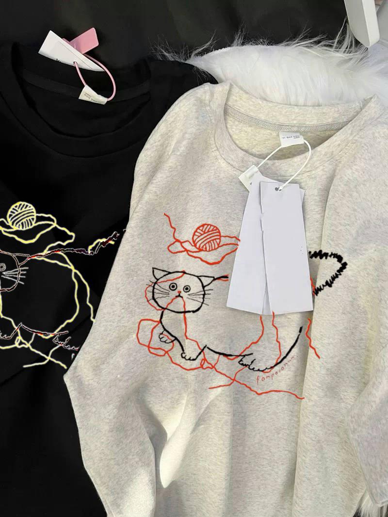 

Женская футболка с котом, играющим с клубком пряжи, в американском уличном стиле, тренд лета 2025, свободный крой M чёрный