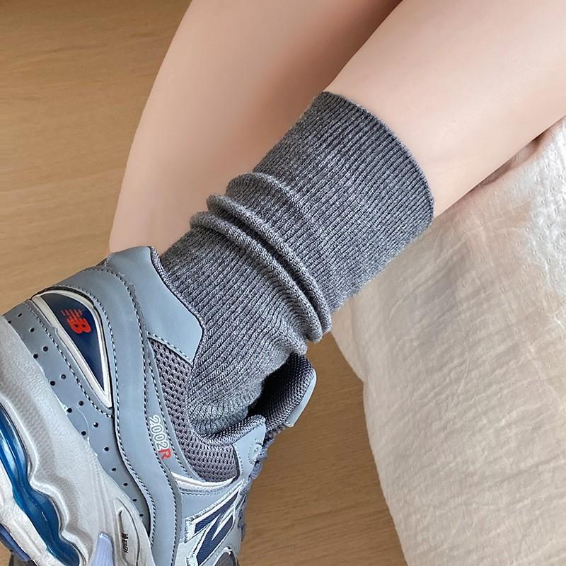 Chaussettes Coton Pur Gris Chaussettes à Empiler Saison Double Aiguille Sans Couture Couleur Unie Absorbant la Transpiration et Désodorant Coton Chaussettes Mi-Haut