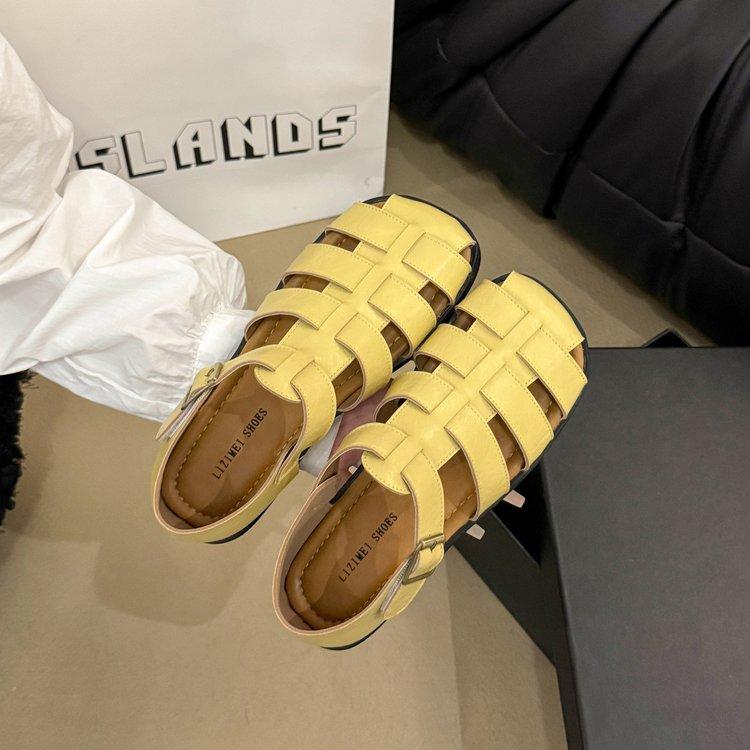 

Retro woven baotou sandals women s summer 2025 new fashion hollow pig cage shoes flat-soled soft-soled casual Roman shoes 35