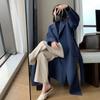 Der neue Wollmantel für Damen in mittellanger Ausführung ist dünn und locker über dem Knie. Wollmantel für Damen in Übergröße.