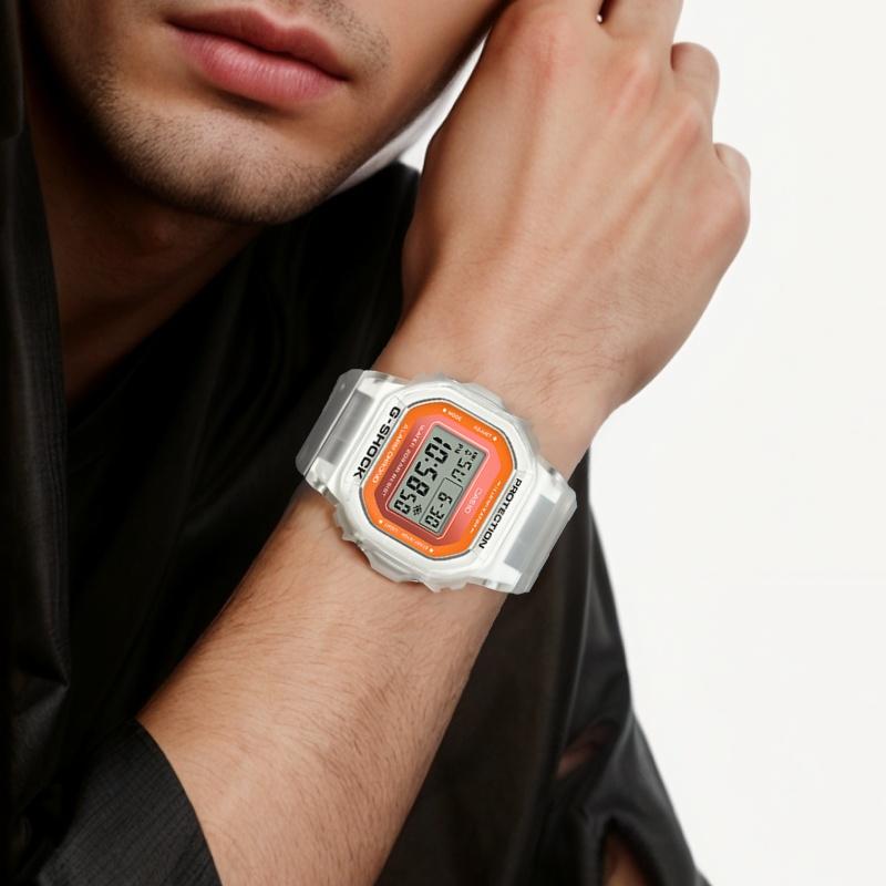 Casio Serie G-SQUAD G-SHOCK Ice Tough Serie Ice Tough Reloj Luminoso LED Caja de Reloj Cuadrada Pequeña Translúcida Movimiento de Cuarzo Correa de Resina DW-5600LS-7A