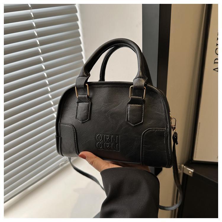 Женская ретро-модная маленькая квадратная сумка 2024 года — популярный весенний универсальный стиль чёрный