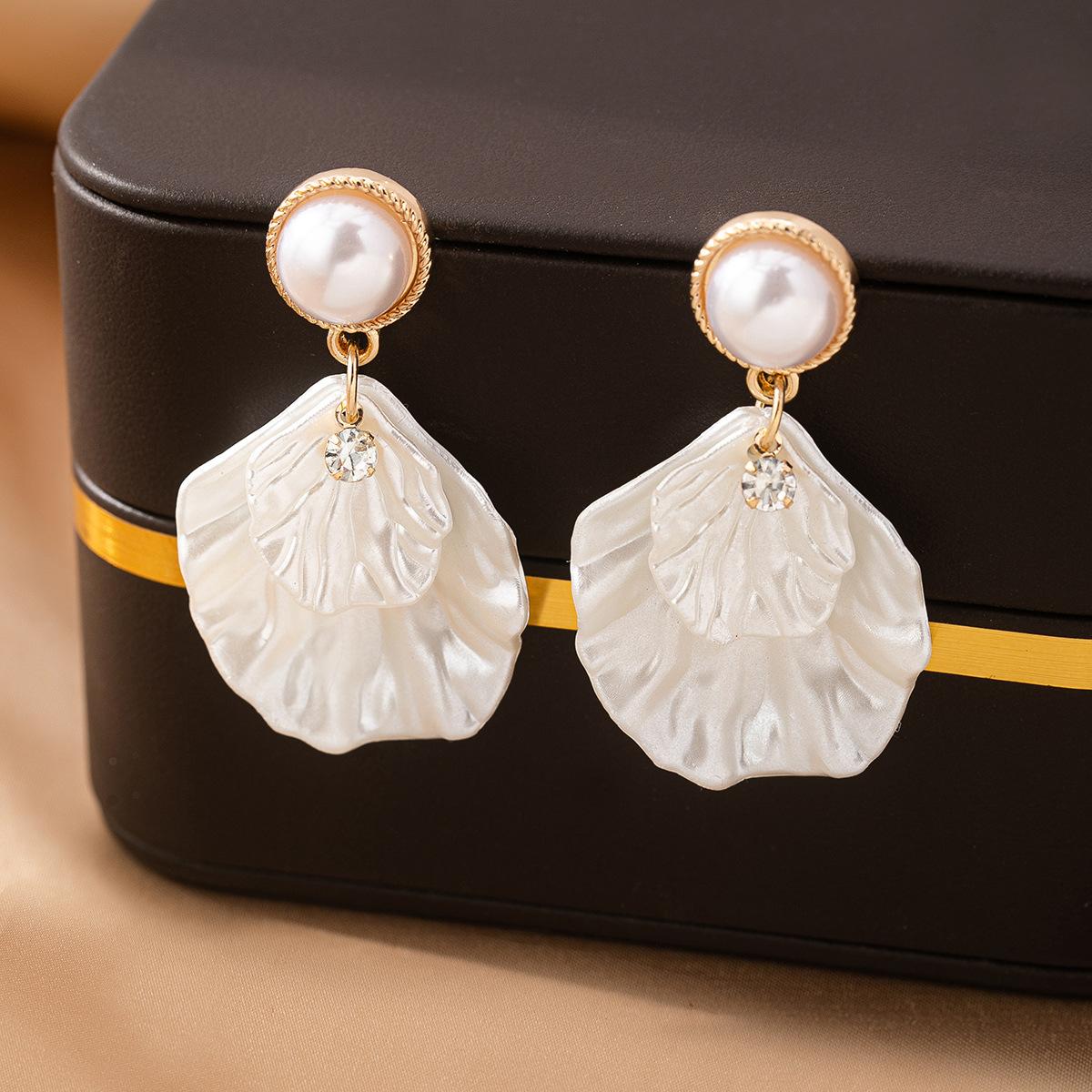 

Модные серьги-подвески для женщин белый