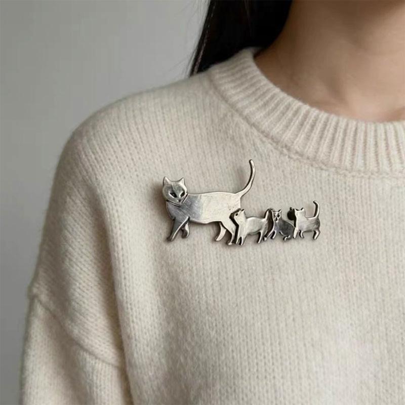 Adorable Cats Family Brooch Elegant Alloy Animal Pin For Casual Outfits And Formal Wear Gift For Cats Lovers