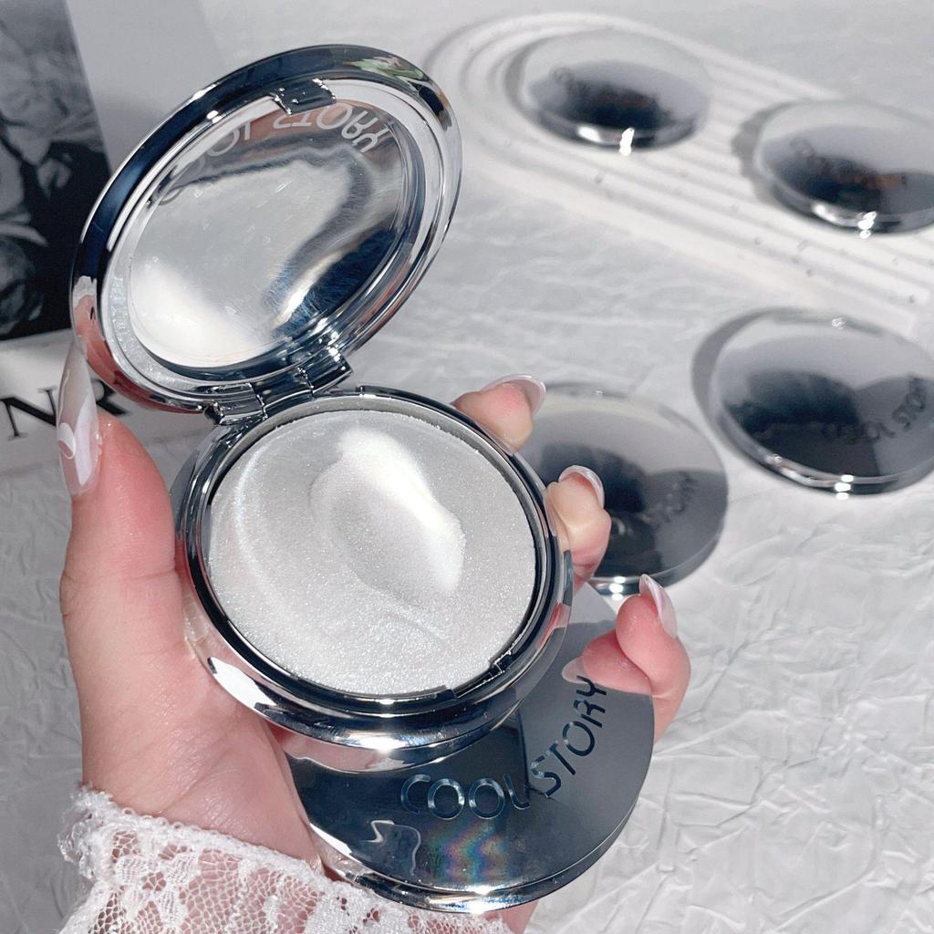 Galaxy Glow Highlighter: Single Shade Shimmer Cream for a Radiant, Long-Lasting Sparkle