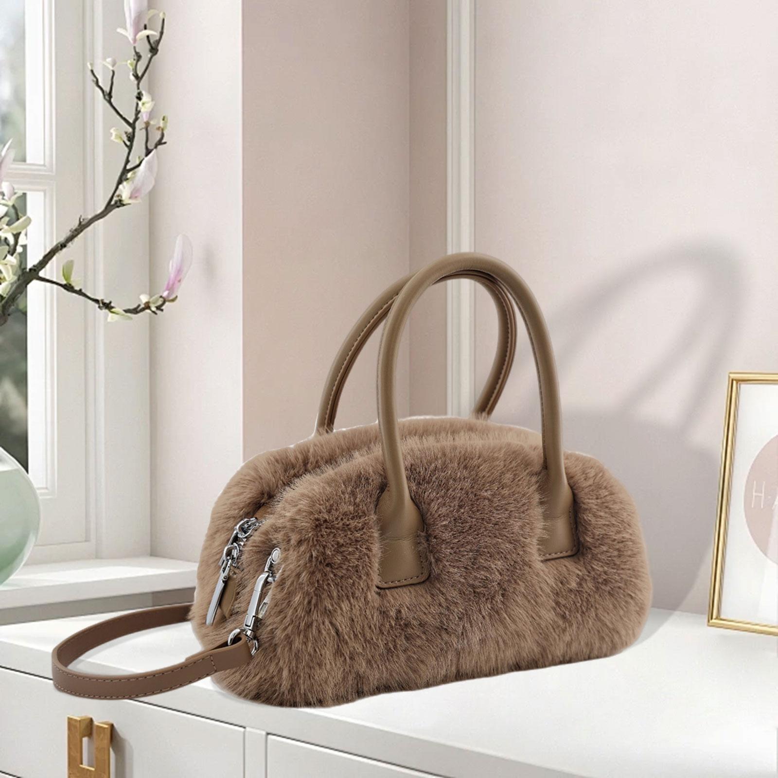 

A Shoulder Bag for Autumn And Winter, Shopping Trips And Holidays. светло-коричневого