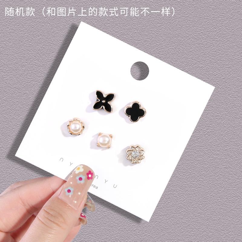 The Trouser Leg Shortening Artifact, The Trouser Leg Is Rolled Up And Attached, The Trouser Edge Is Fixed, The Invisible Hidden Button Is Closed