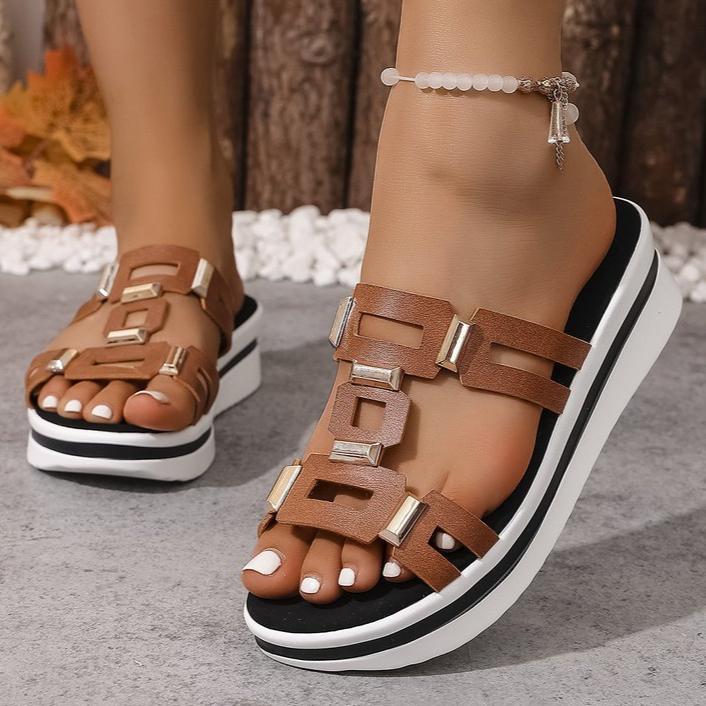 Μεταλλικά Διακοσμημένα Σανδάλια για το Καλοκαίρι, Νέα Παπούτσια Παραλίας με Ανοιχτά Δάχτυλα και Χοντρή Σόλα για Γυναίκες