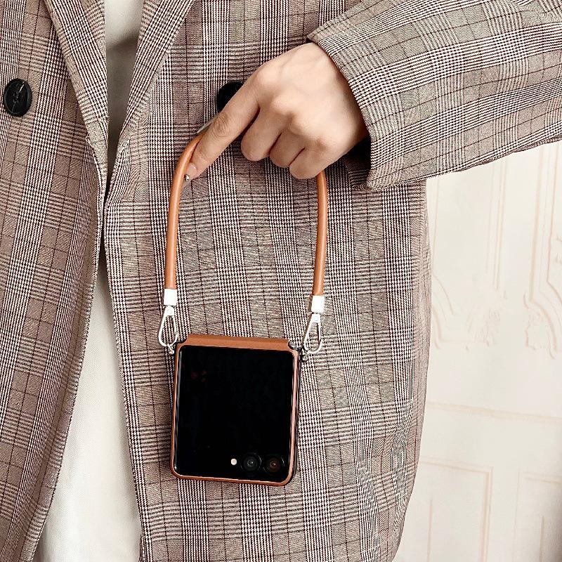 Коричневий шкіряний протиударний чохол для Samsung Z Flip7 з ремінцем проти втрати та магнітною застібкою