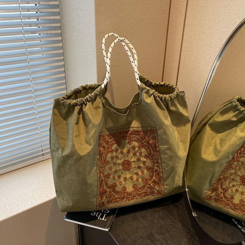 Sommer neue koreanische bestickte Umhängetasche Crossbody Einkaufstasche Canvas Mode Nische tragbar niedlich Umweltschutztasche