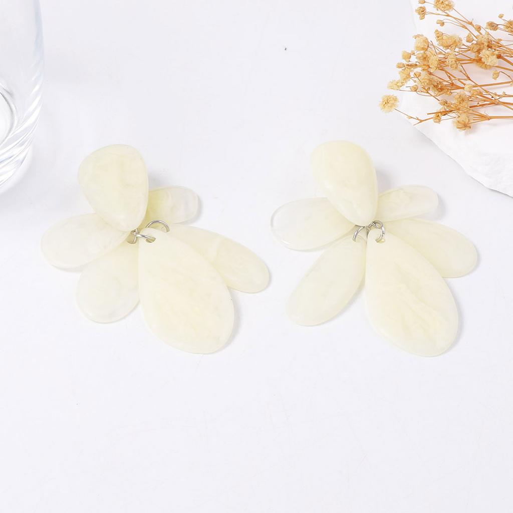 Simple fashion elegant temperament irregular geometric shape resin white plate earrings light luxury women's earrings