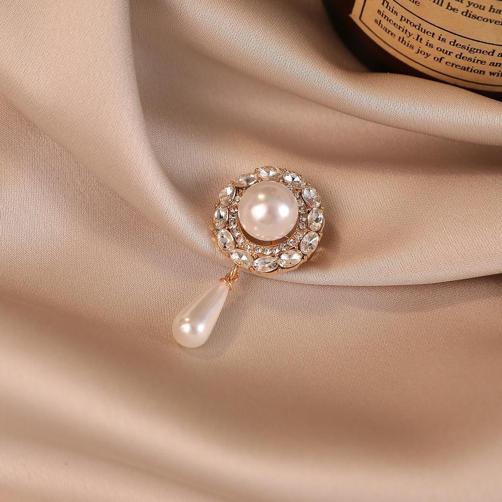Ruyi Pipa Brooch: Elegant Classic Pearl Pin for Women’s Cheongsam