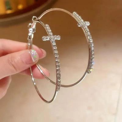 Orecchini a Cerchio Grande con Croce di Strass Scintillante: 7cm, Design di Nicchia, Dimagrante Viso
