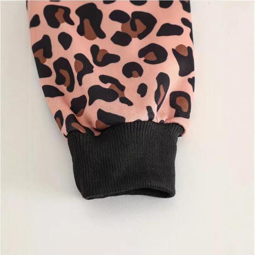 Nuovo maglione corto con zip e cappuccio, stampa leopardata gotica, con pantaloni dritti a stampa leopardata bianca e nera