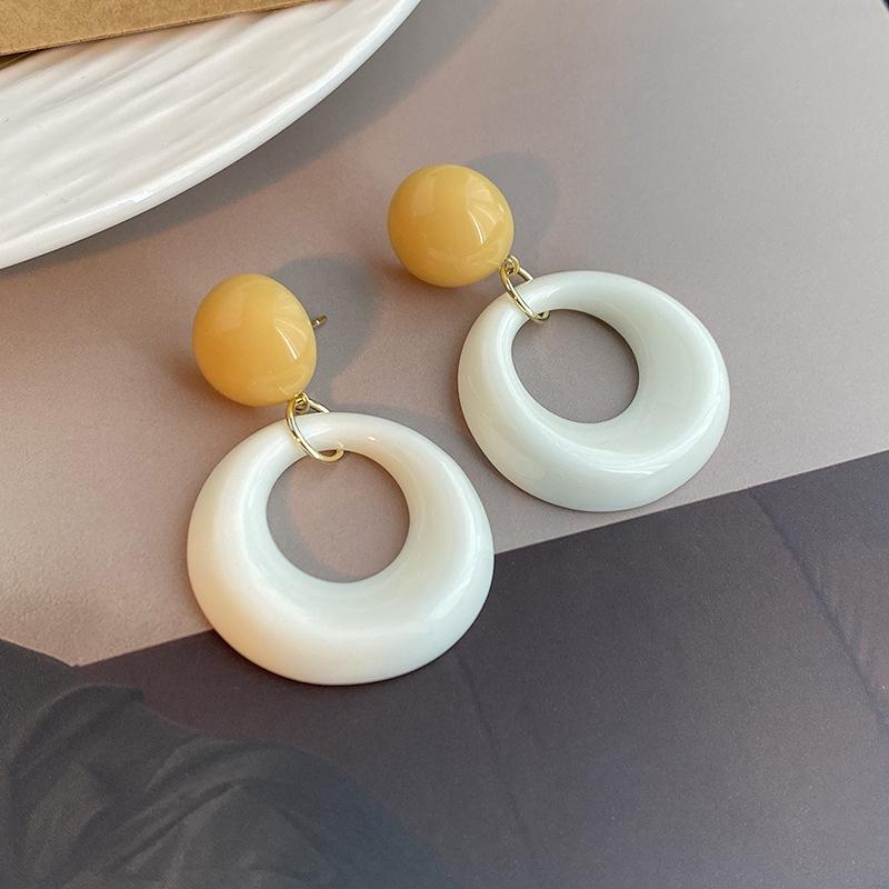 Francuskie Kolorowe Kolczyki Koła Damskie Małe Świeże Kontrastujące Kolczyki Proste Geometryczne Uniwersalne Kolczyki w Stylu Wakacyjnym