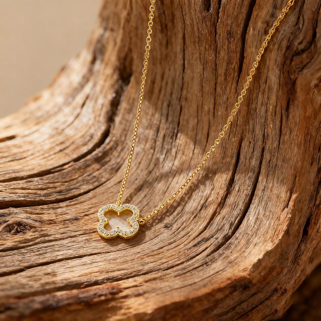 Halskette mit Kleeblatt-Anhänger aus 14 Karat vergoldetem Sterlingsilber mit Diamanten (Ausgabe 2025)