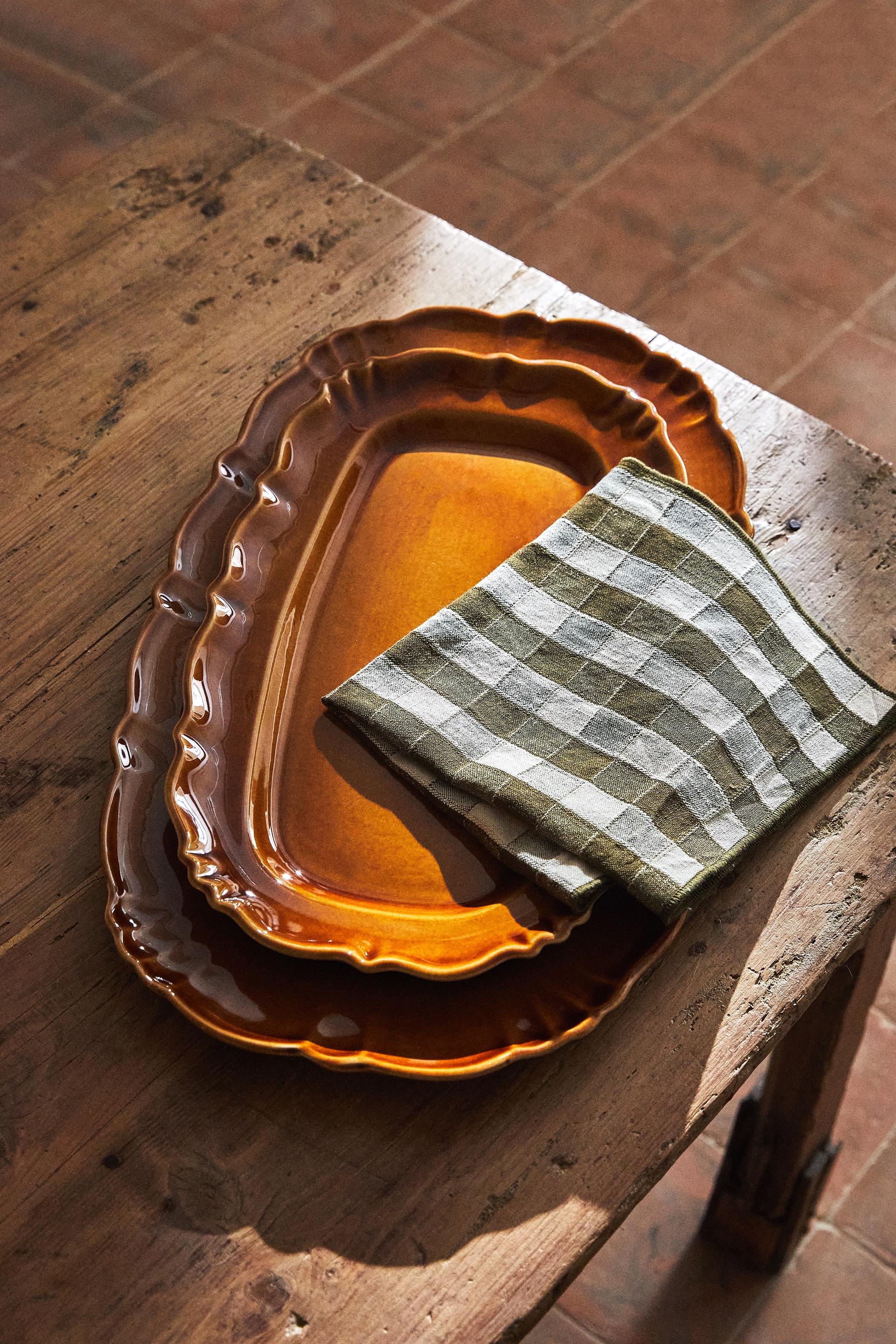 

OVAL STONEWARE SERVING DISH