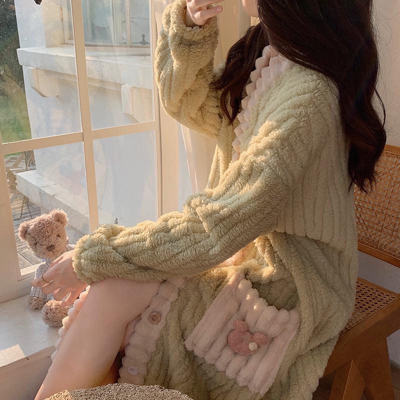 Damen Winter 2024 Erdbeer Korallenfleece Pyjama und Nachthemd