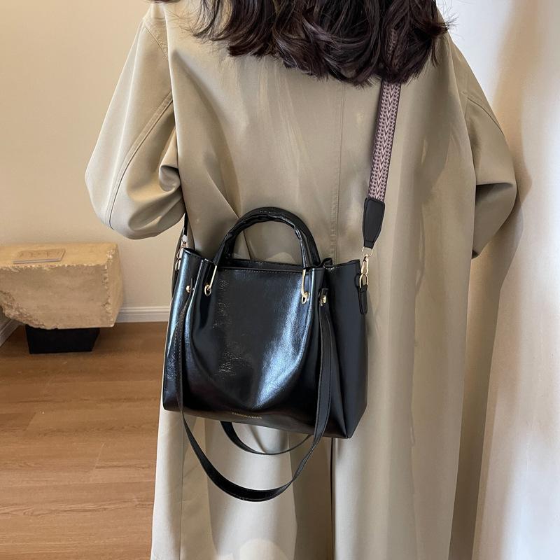 Korean version of fashionable large-capacity handbag women's 2025 new winter leisure commuting shoulder bag foreign style messenger bag