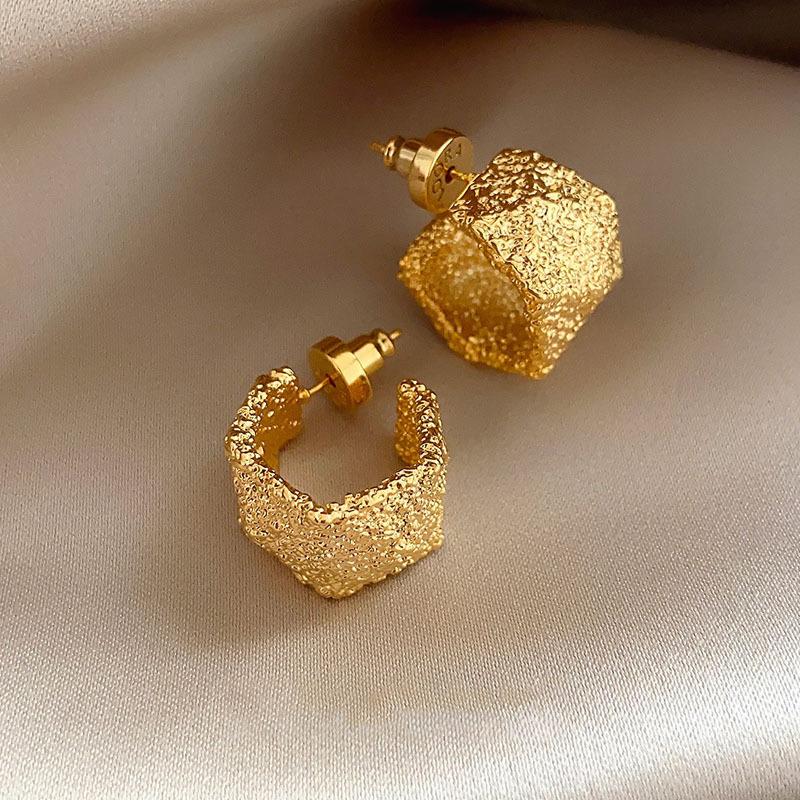 

Silver needle geometric C-shaped pleated earrings Korean ins style temperament earrings women s fashion versatile earrings design sense niche