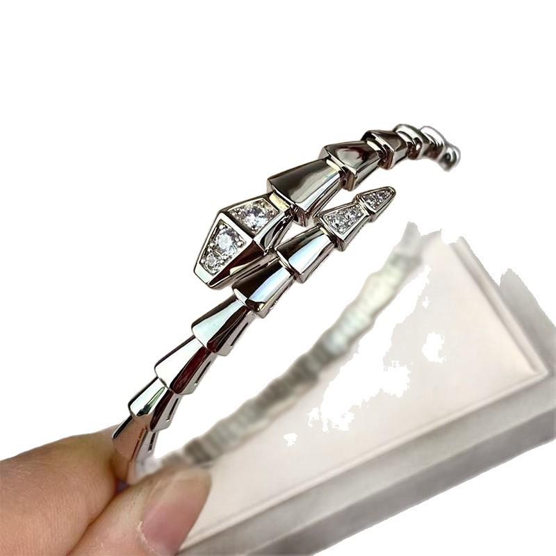 Luxuriöses 18 Karat Roségold-plattiertes Schlangenknochen-Armreif mit Diamanten für Damen