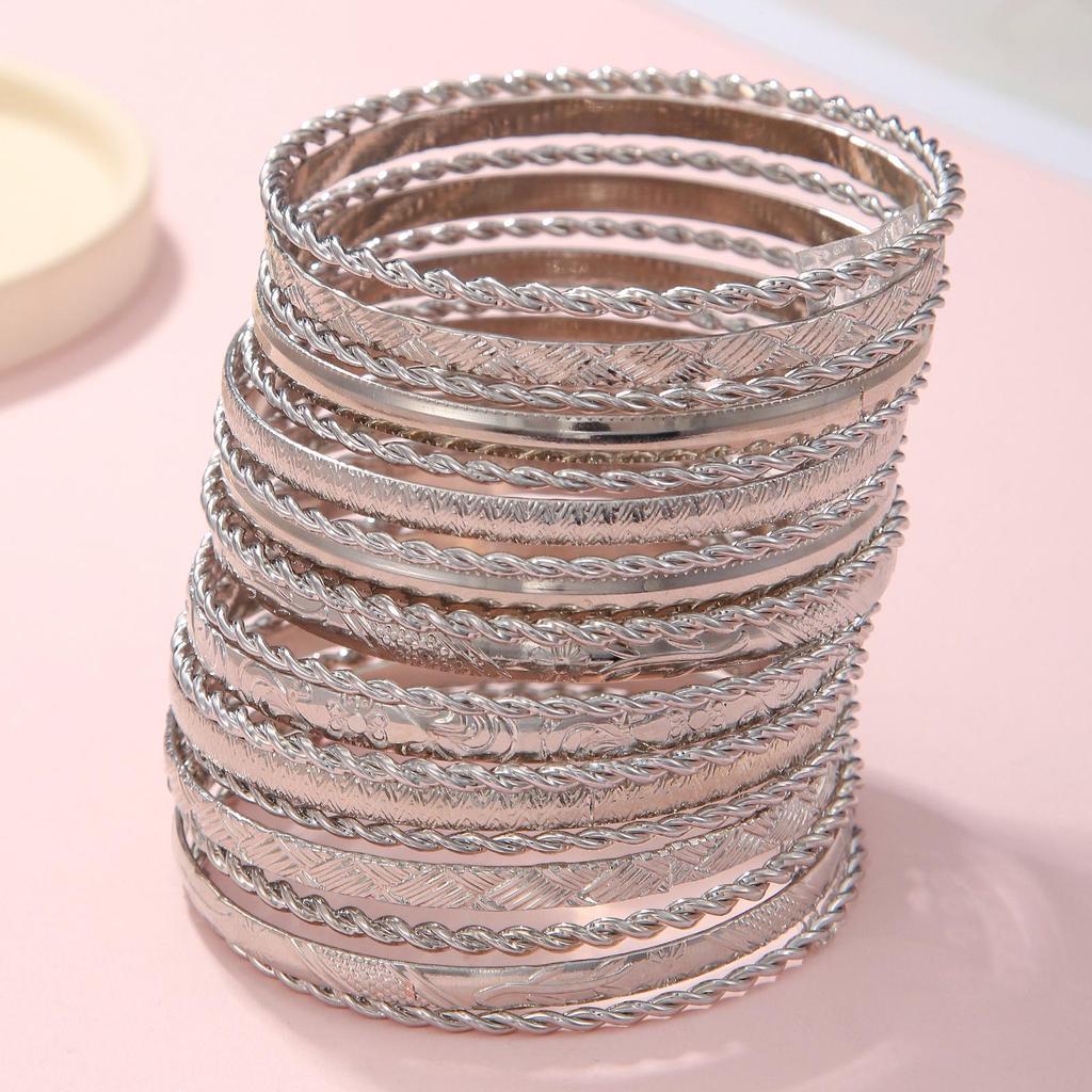 European-American Retro Snake-Shaped Alloy Bangle: Women's Exaggerated Twisted Wrap Animal Bracelet Armlet Cuff.