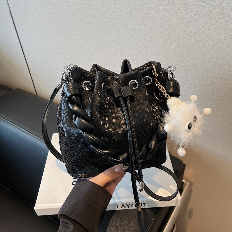 

Складная сумка-ведро для ношения в руке женская 2025 новая весенняя модная повседневная сумка через плечо высококлассная универсальная женская сумка чёрный