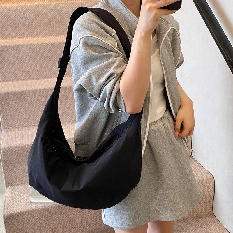 Large Capacity Nylon Bag Shoulder Messenger Bag 2025 New Urban Simple Dumpling Bag Solid Color Casual Student Bag