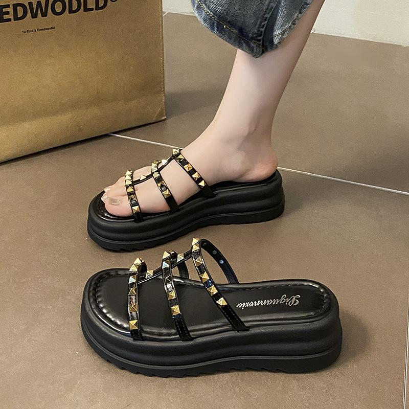 Design Sense Rivet Sandals Women's Summer Wear 2025 New Casual Muffin Thick Bottom Fashionable Versatile One-word Slippers